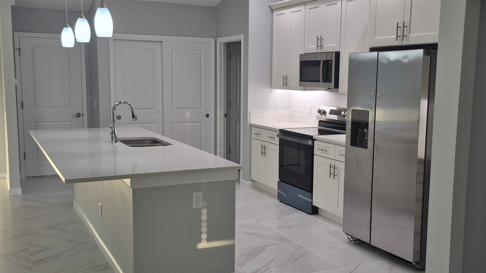 Kitchen island and cabinets with tile flooring, Hattiesburg MS